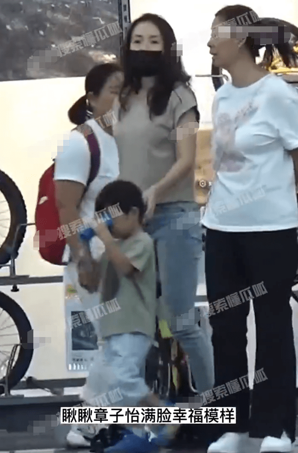 章子怡带儿女逛商场 醒醒扎彩辫子小儿子正脸曝光-搜狐大视野-搜狐新闻