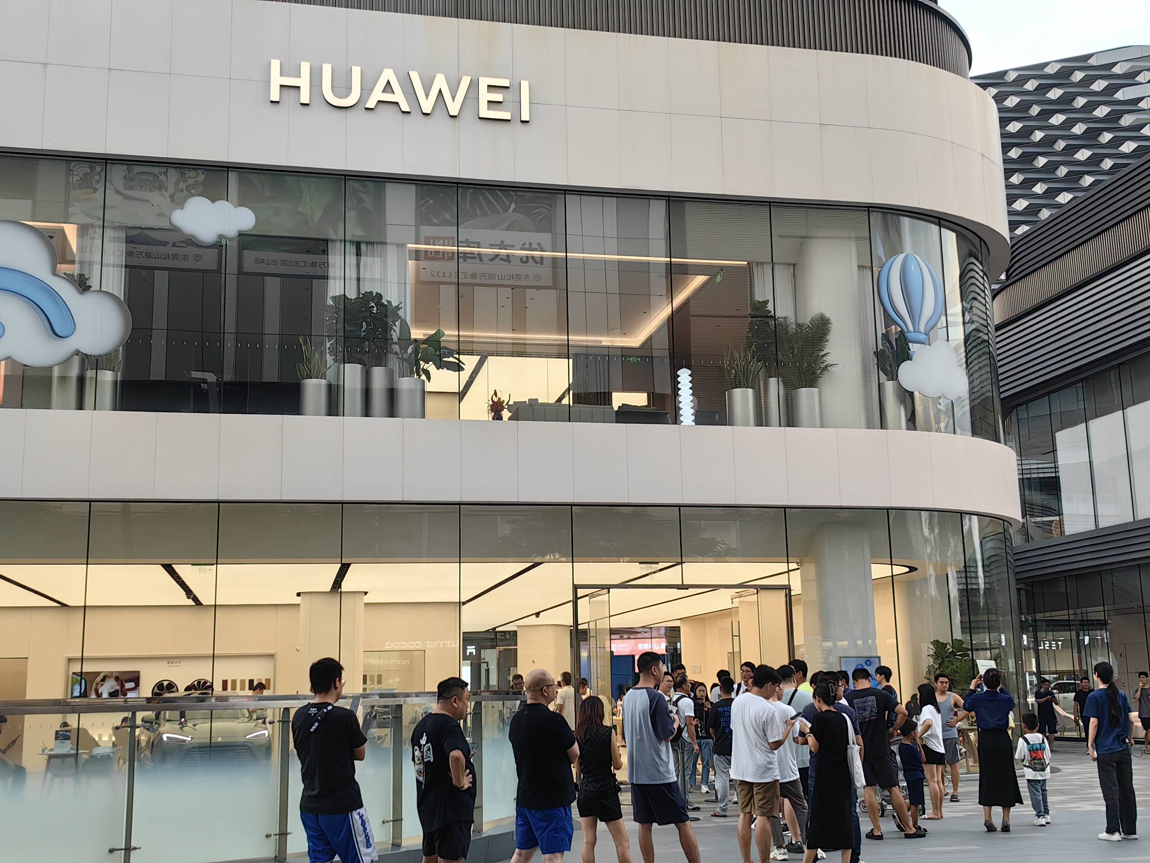 华为Mate 60系列全面开售：现货溢价近千元，1500万台备货或冲击苹果地位？