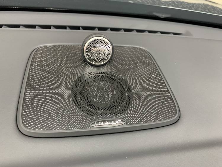 蓝驱鹦鹉螺中置安装效果在音源端,技师为汽车添加了一台歌航gdt216