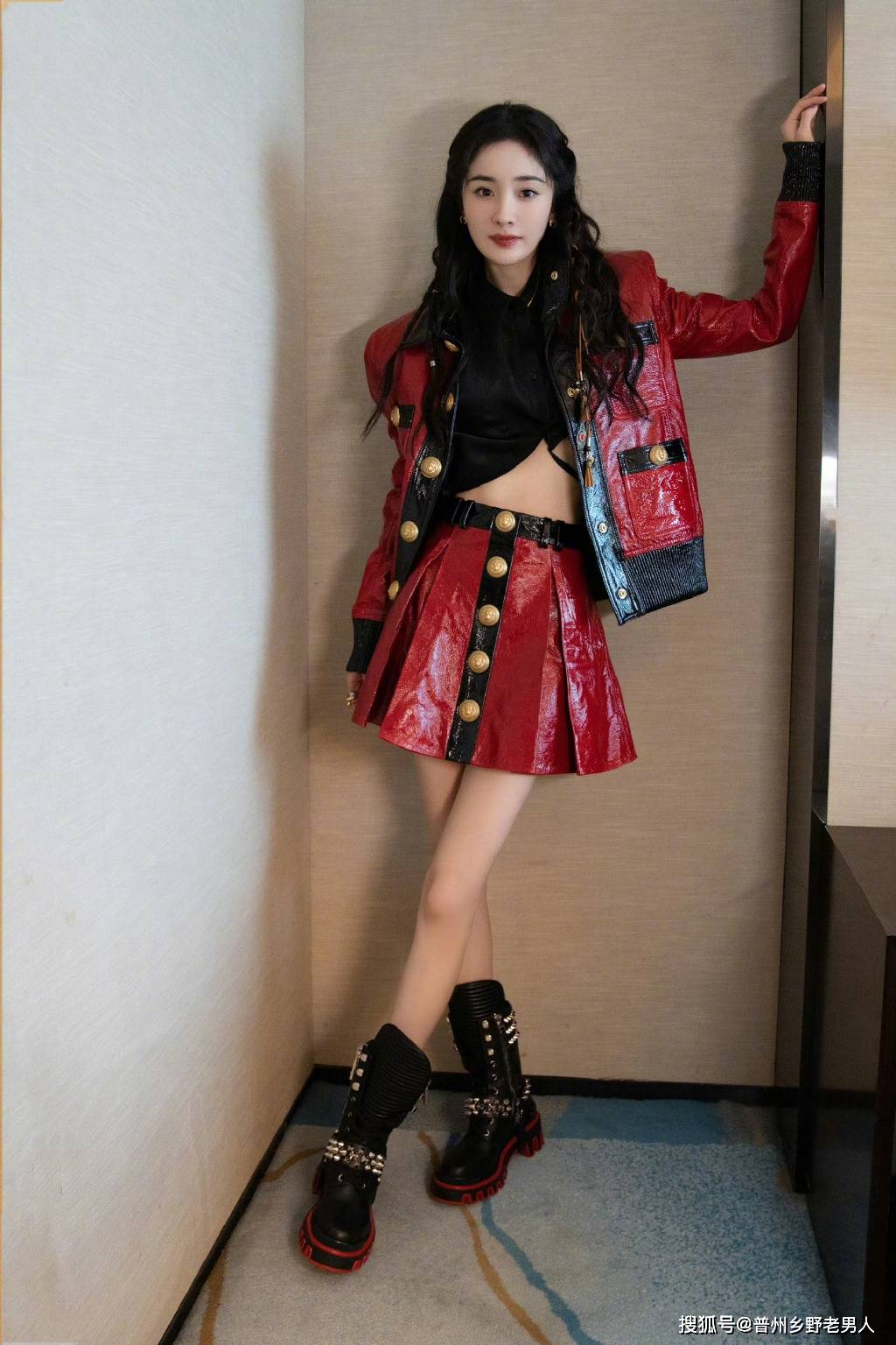 杨幂音乐节造型惊艳亮相,红色皮衣牛仔裙尽显酷女孩风范_明星_节目