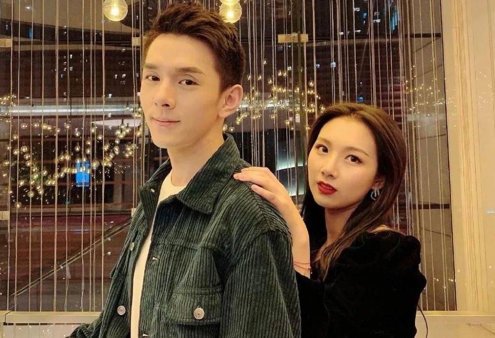 李佳琦带货怼网友,表示:花西子不贵,自己不努力_消费者_产品_品牌