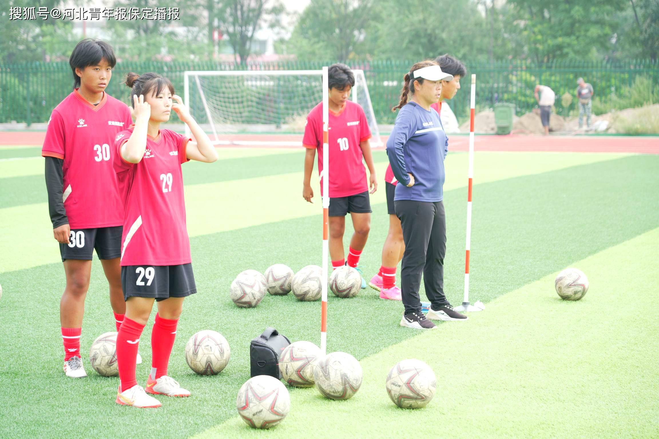 保定一中女足送给"江妈"最珍贵的教师节礼物_比赛_王占江_姑娘
