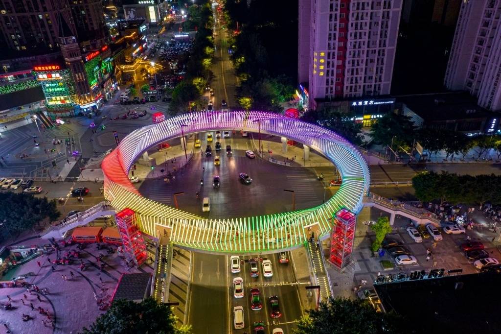 重庆南岸区新增一座炫彩人行天桥,感受"时空穿梭"_市民_项目_大道