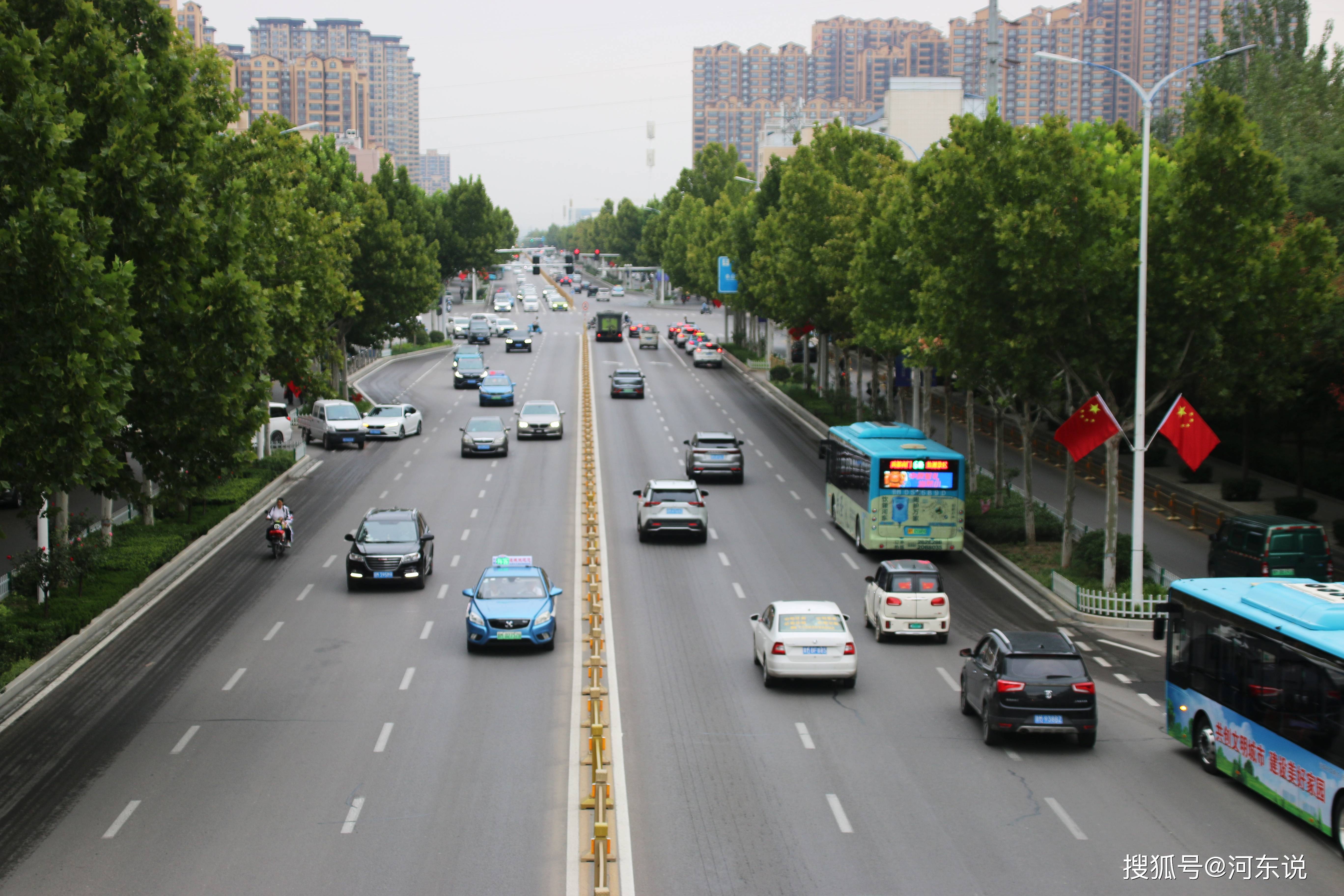 连日来,运城市在城区学苑路,机场大道,禹都大道,河东街等重要街道及