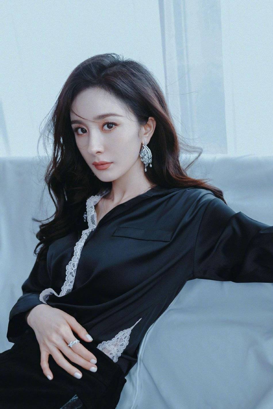 杨幂全黑造型甜美酷飒 高跟鞋大波浪诠释熟女魅力-搜狐大视野-搜狐新闻