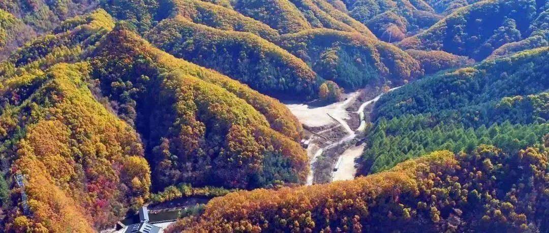 晋中石膏山主要景点包括龙吟谷景区和天竺景区.