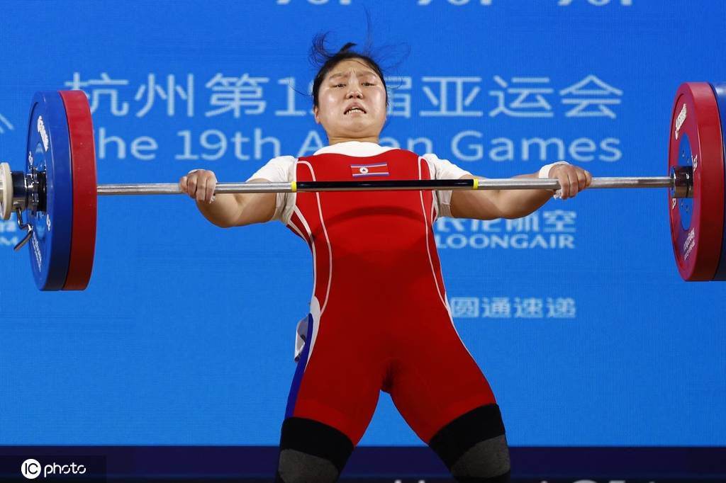 朝鲜女子举重连夺四金 破纪录的脚步不停歇