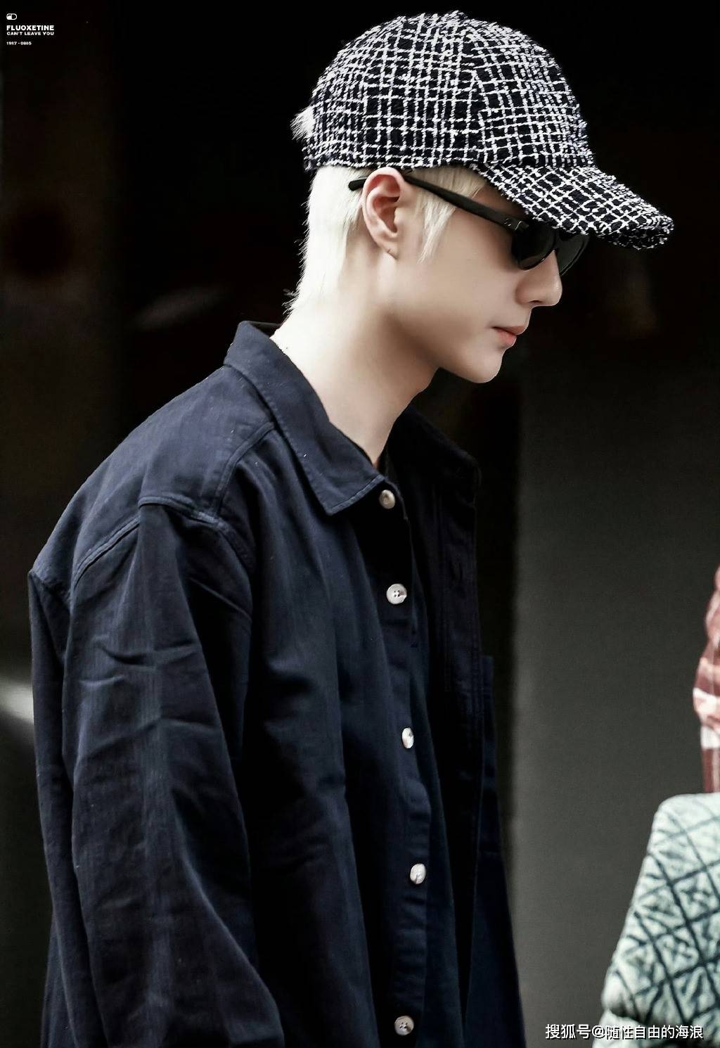 网友在巴黎偶遇王一博,还是那个酷boy啊!_白发