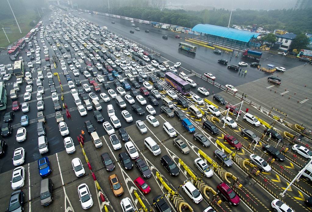 关于化解节假日高速公路交通拥堵的思考_收费_车辆_政策