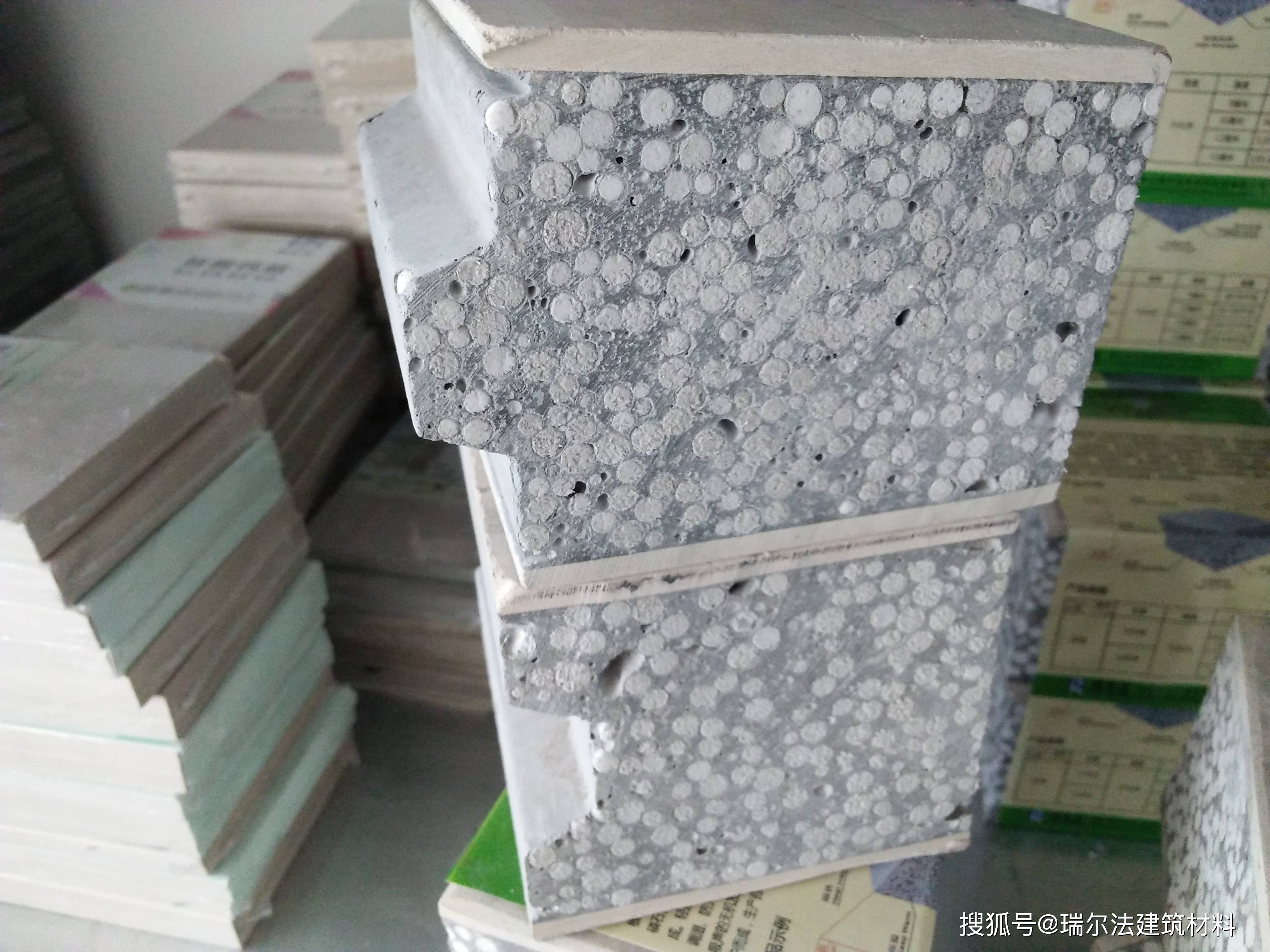 轻质隔墙板的两面是坚实可靠的硅酸钙板,中间填充水泥和聚苯颗粒