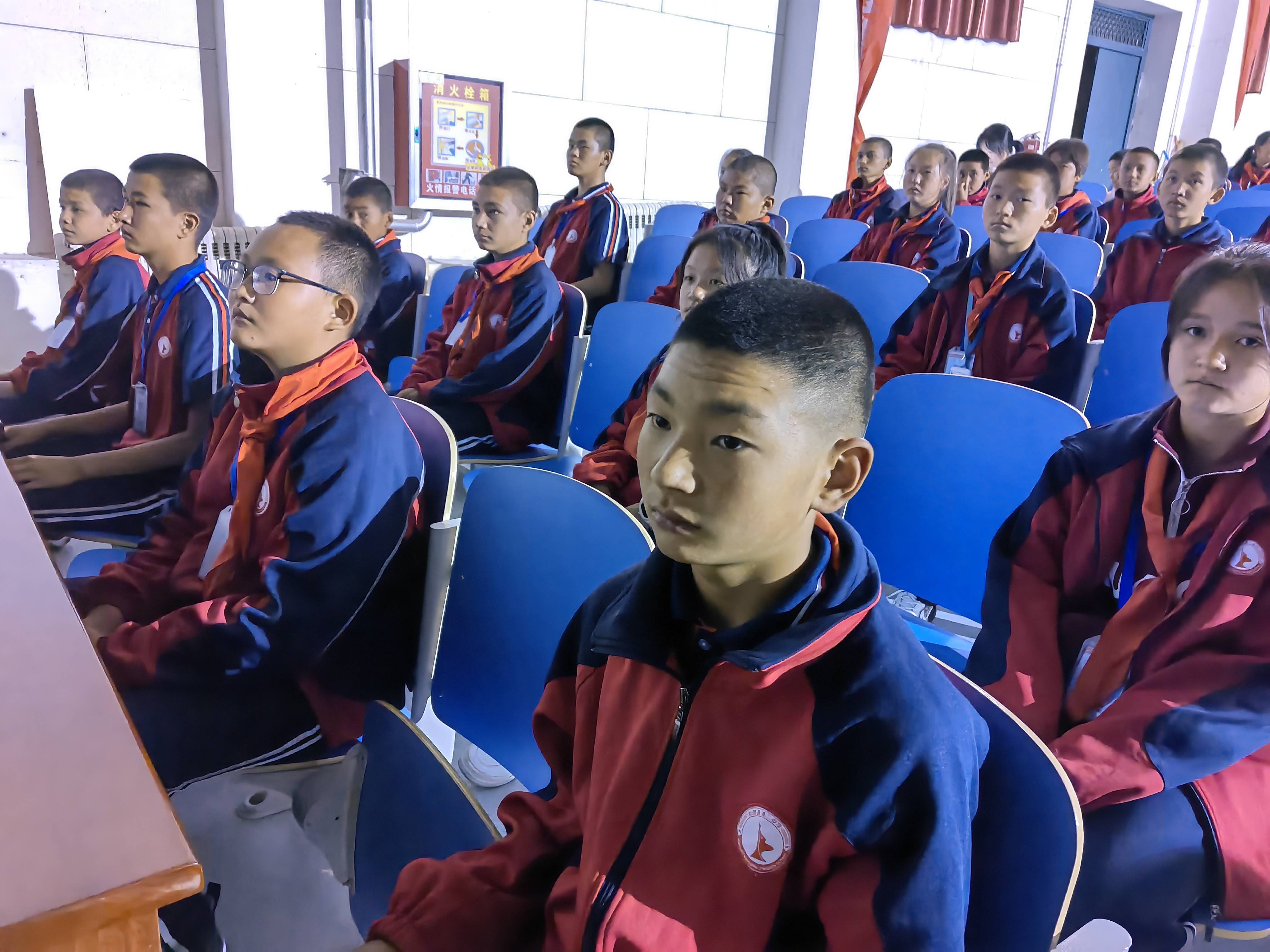 文化润心 争做时代新人 ——和硕县第二中学组织观看爱国主义电影活动