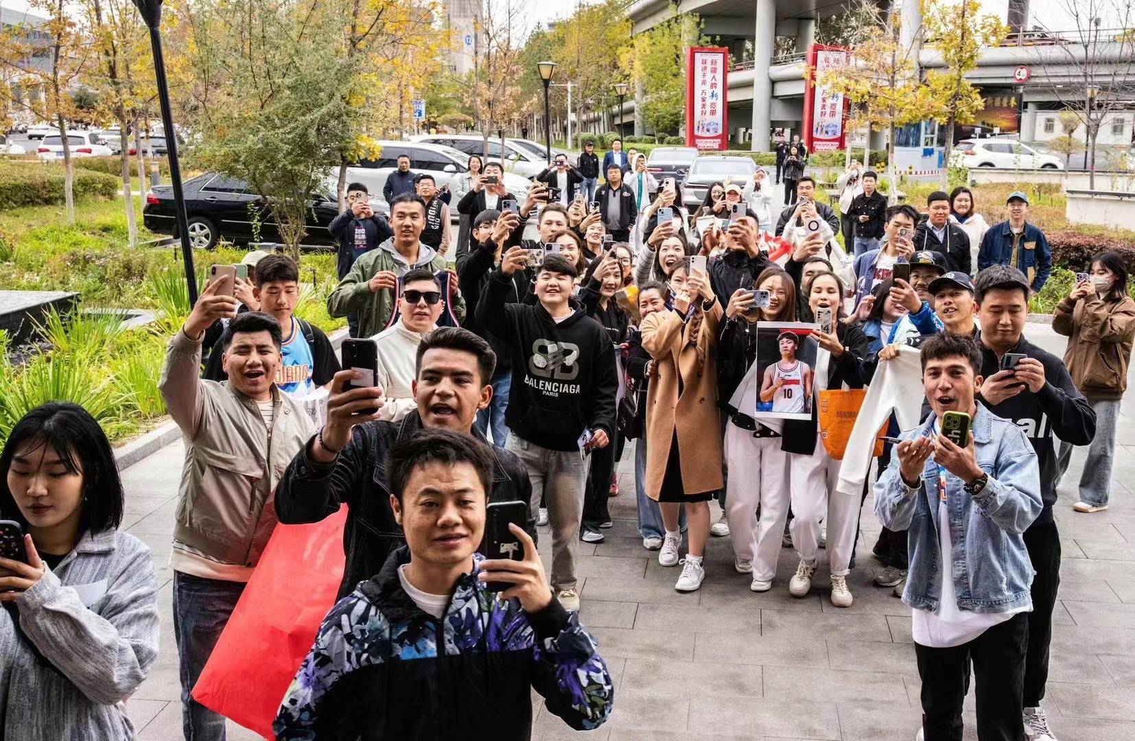 赵睿抵达乌鲁木齐,自治区领导与球迷机场迎接_白冰_摄影_新疆广汇男篮