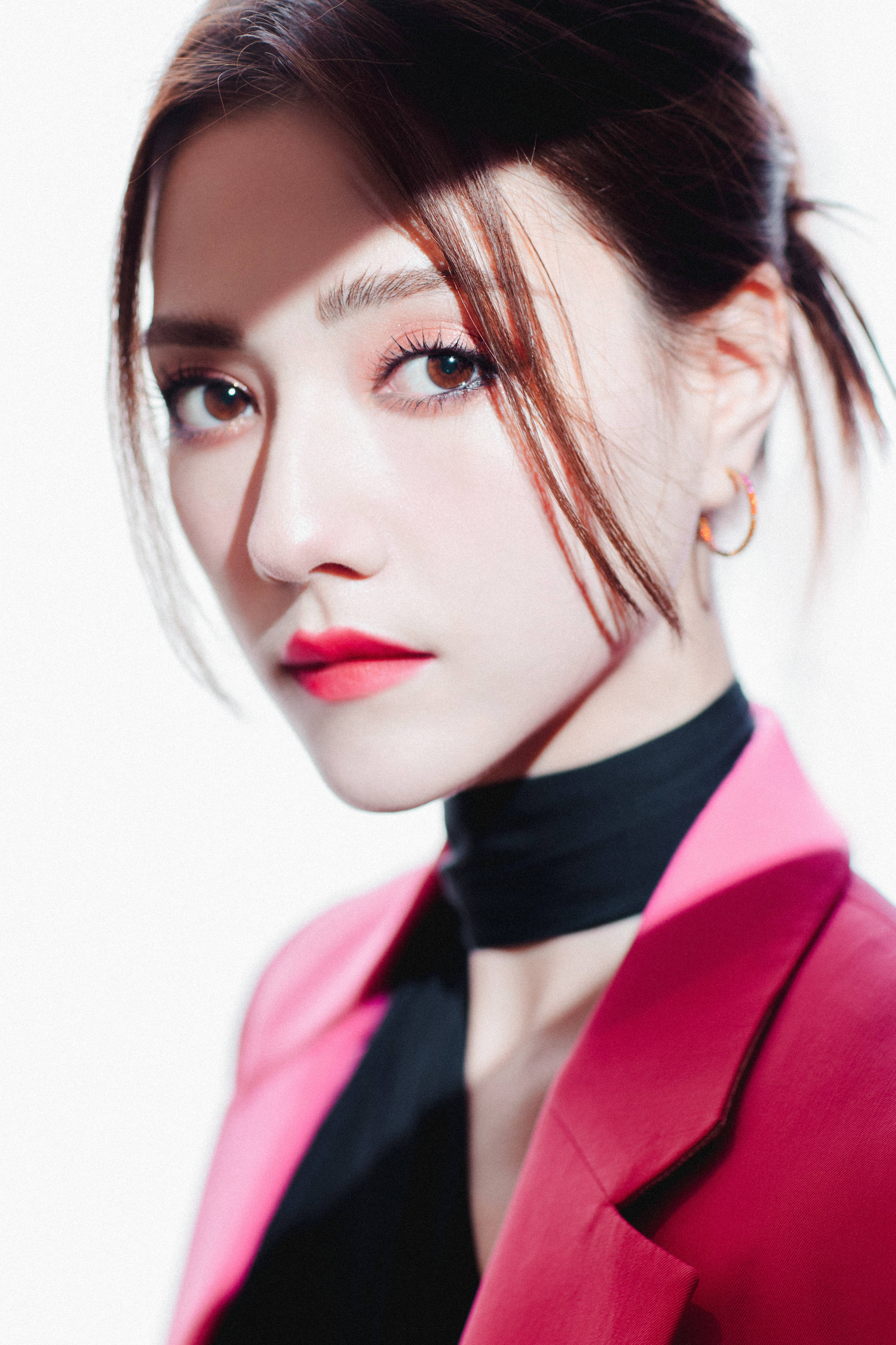 娜然穿粉色西装女强人既视感 香肩半露性感迷人-搜狐大视野-搜狐新闻