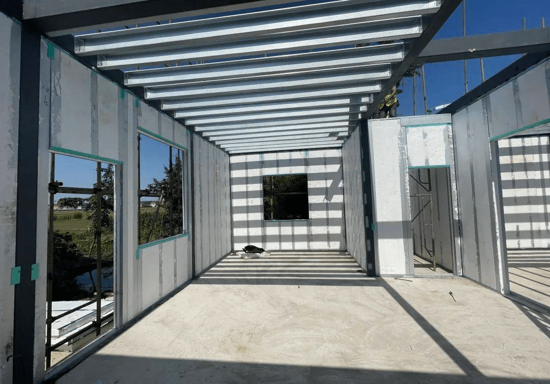 与传统的砖混结构一砖一瓦的建房相比,天源之家装配式重钢别墅速度就