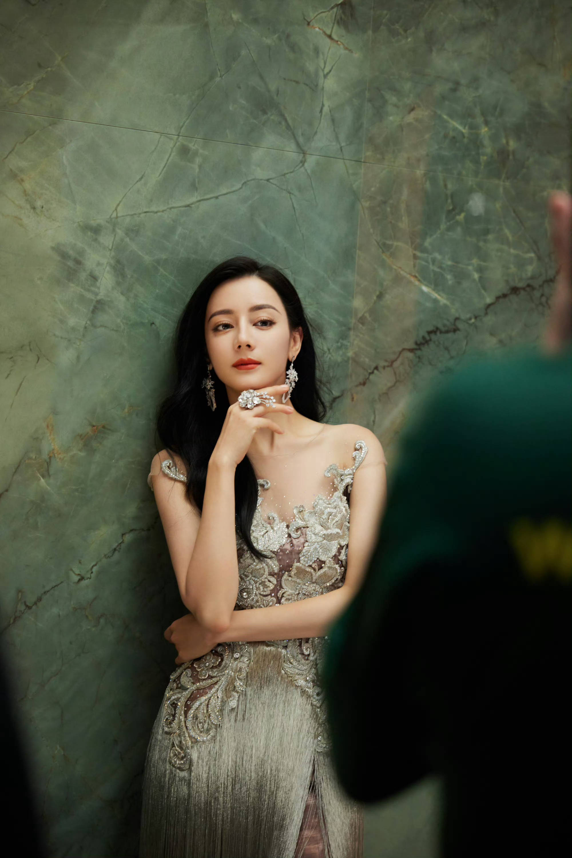 迪丽热巴穿银色流苏裙又仙又美 身材性感凹凸有致-搜狐大视野-搜狐新闻