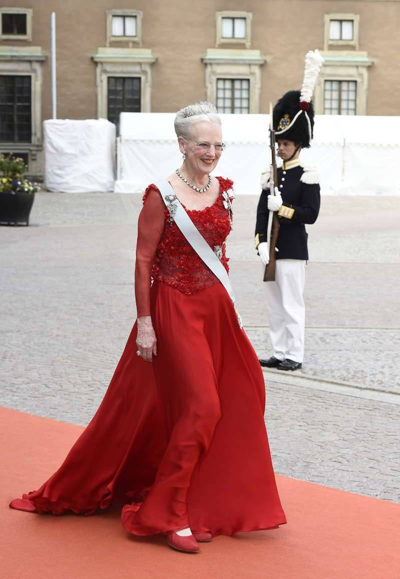 丹麦女王:78岁给自己设计棺材,81岁做兼职,83岁戒烟,被王位耽误的时尚