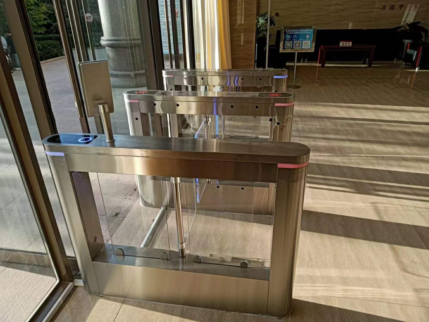 地铁闸机高度:保障乘客安全的重要因素浩蕴智能_调整_身高_标准化