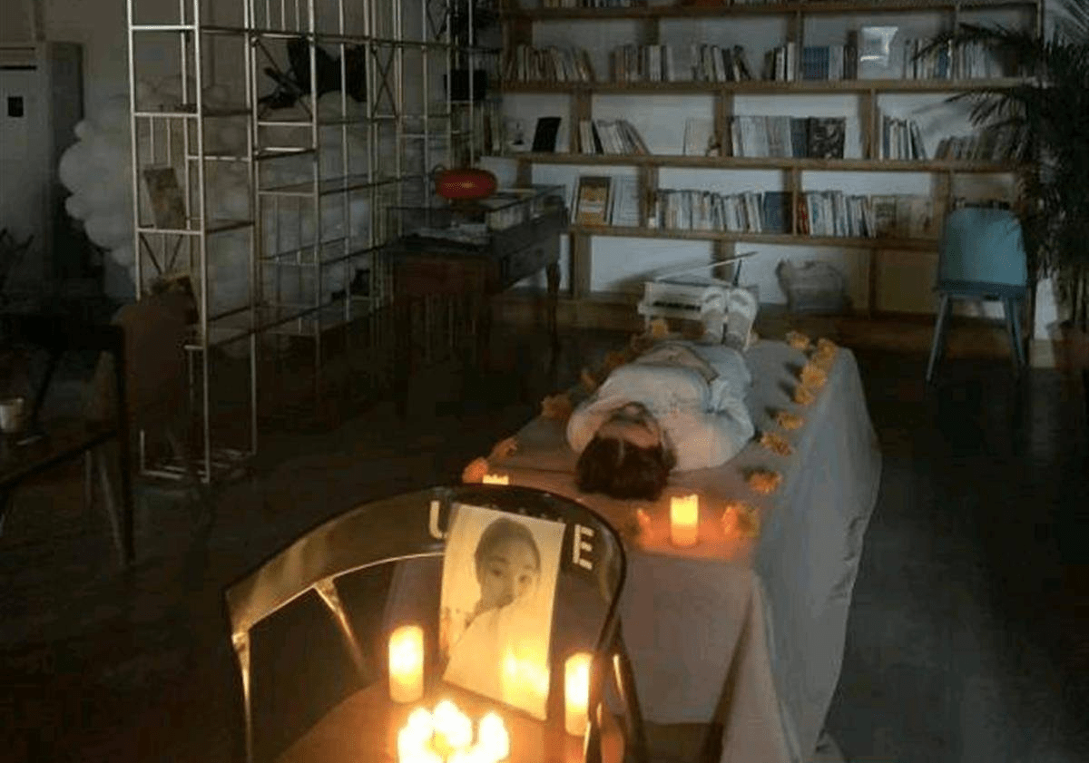 成都25岁女子为自己办"葬礼"_小汪_朋友_支持