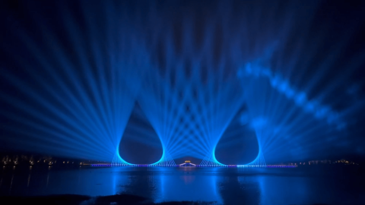 总的来说激光灯在文旅夜游和灯光秀中具有非常广泛的前景,它不仅可以
