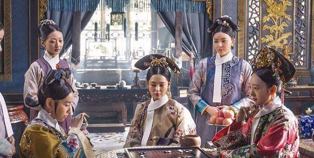 清朝妃子衣领上的"白布条",除了美观之外,主要是为了方便皇帝_龙华