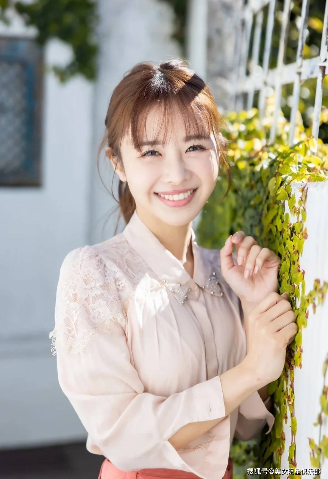 35岁栗山莉绪,饱满有料如此性感!_成为了_娱乐界_领域