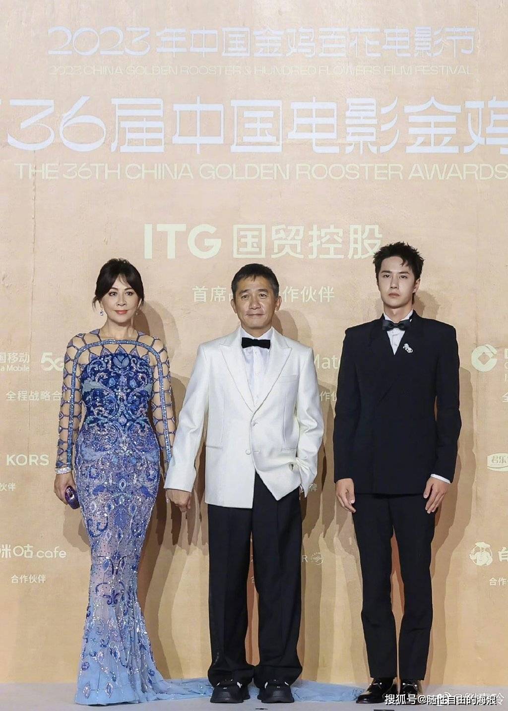 刘嘉玲晒金鸡奖花絮照:梁朝伟,刘嘉玲,王一博合照,刘嘉玲气场最强大