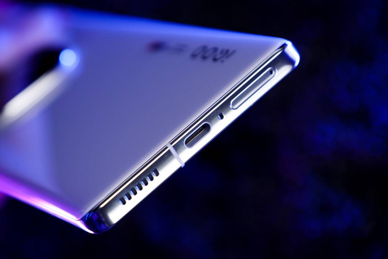 全新燃途配色与万里舷窗镜头模组设计 iqoo12系列外观图赏_pro_搭载