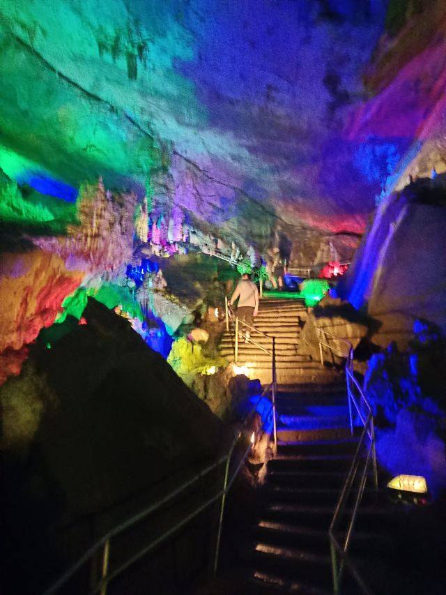 显露黄山日出的景象,太极洞游览路线呈y字形,先玩左支路的旱洞,然后