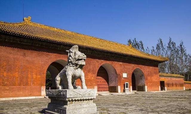 崇陵始建于宣统元年(1908年),即光绪皇帝去世后的第二年(1909年),根据