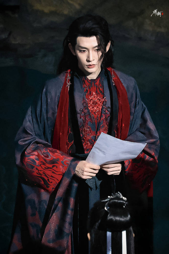 邓为入魔造型俊美邪魅 穿黑红长袍妖艳霸气-搜狐大视野-搜狐新闻