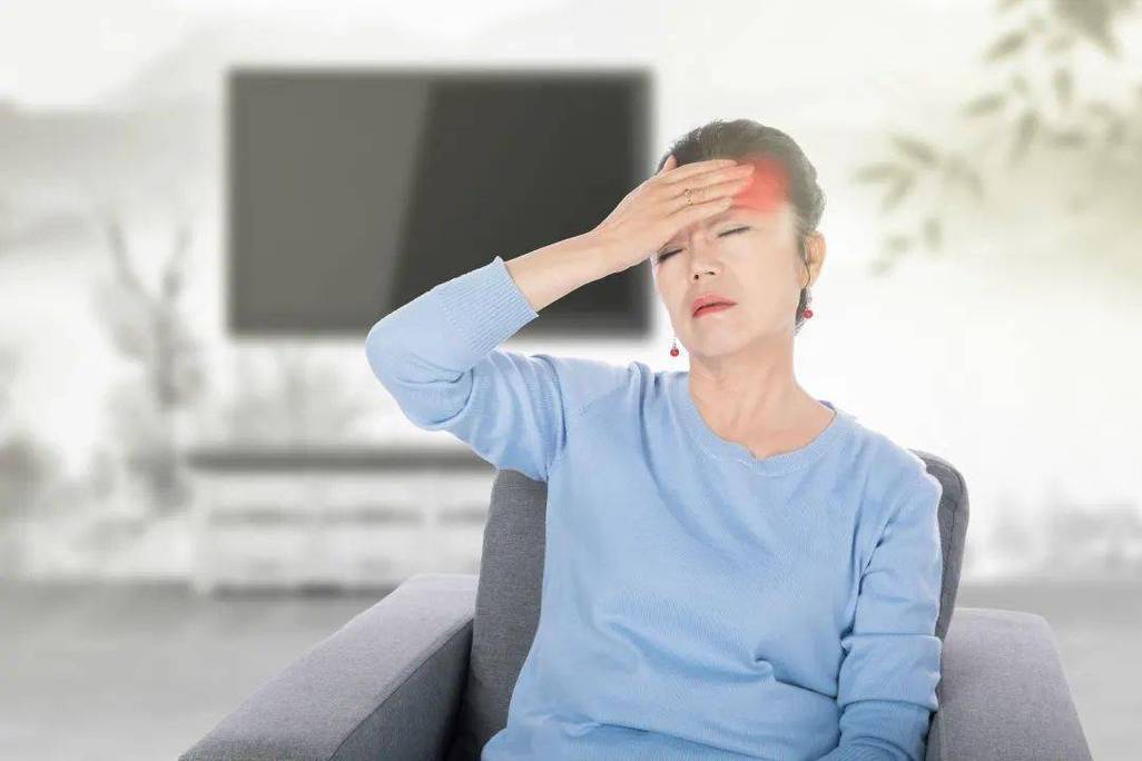头晕目眩的症状包括感觉周围事物旋转、恶心呕吐、眼睛疲劳、头痛等。这些症状可能会影响到日常活动和工作