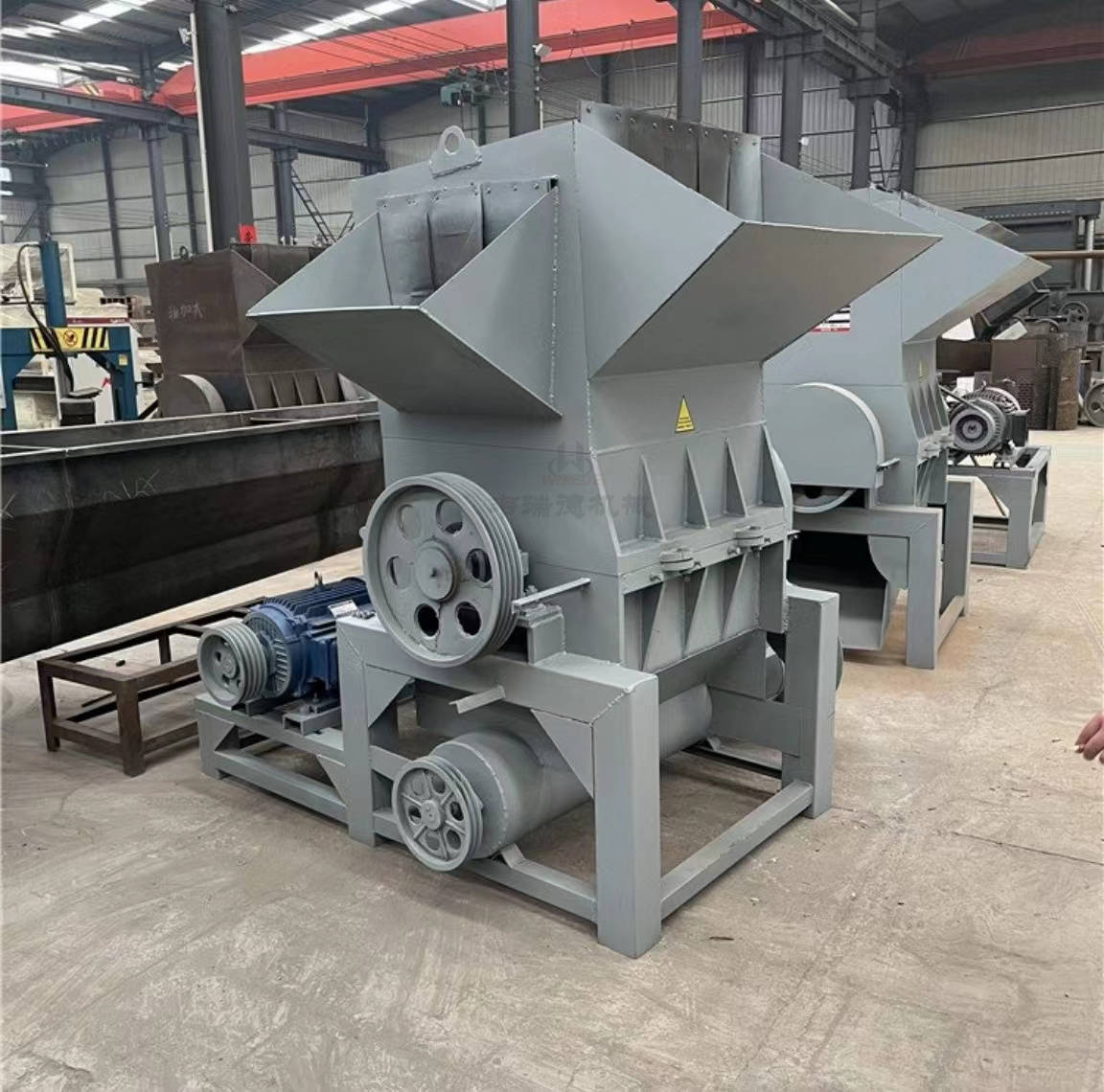 矿泉水瓶粉碎机 饮料瓶粉碎机全套设备 废旧塑料再生颗粒机_进行_处理