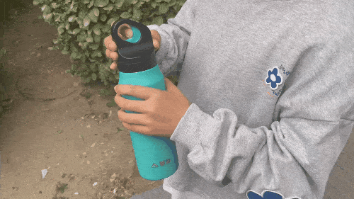 迈着六亲不认的步伐,抢走老爹的水杯。