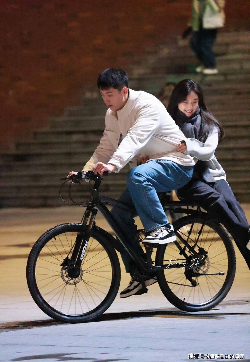 黄景瑜,孙千《冬至》路透,骑单车的小情侣,好甜!