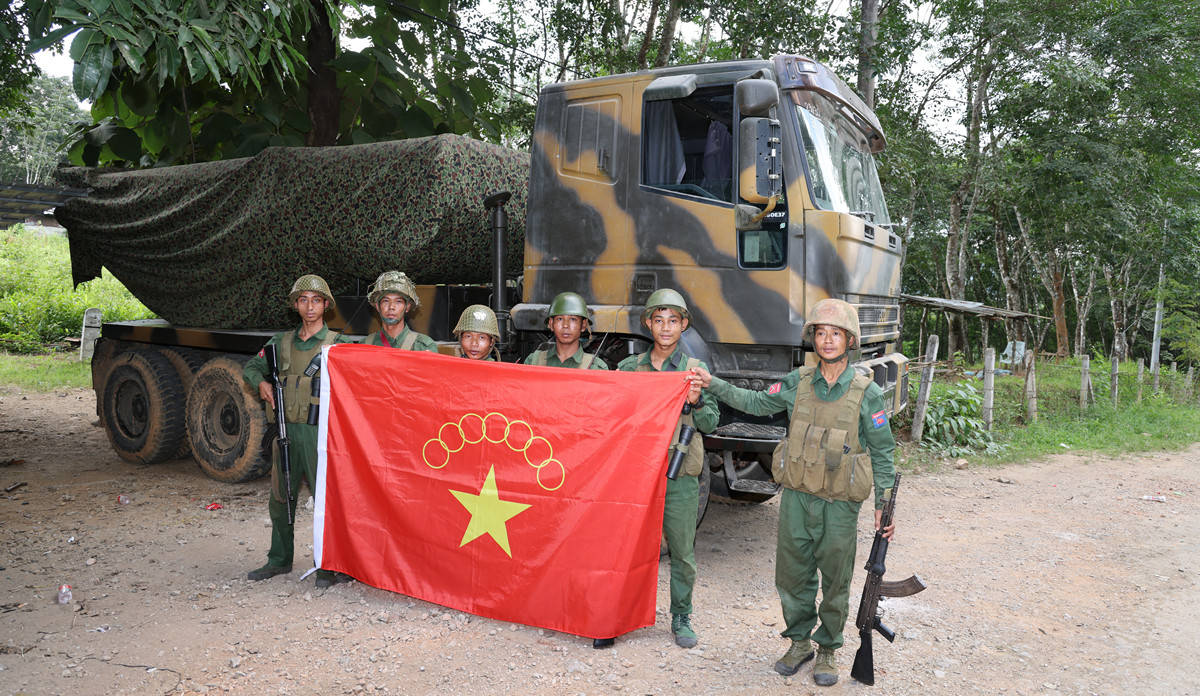 果敢光复之战第十七天:攻克滚弄大型军事基地,缴获大量重装备_缅军