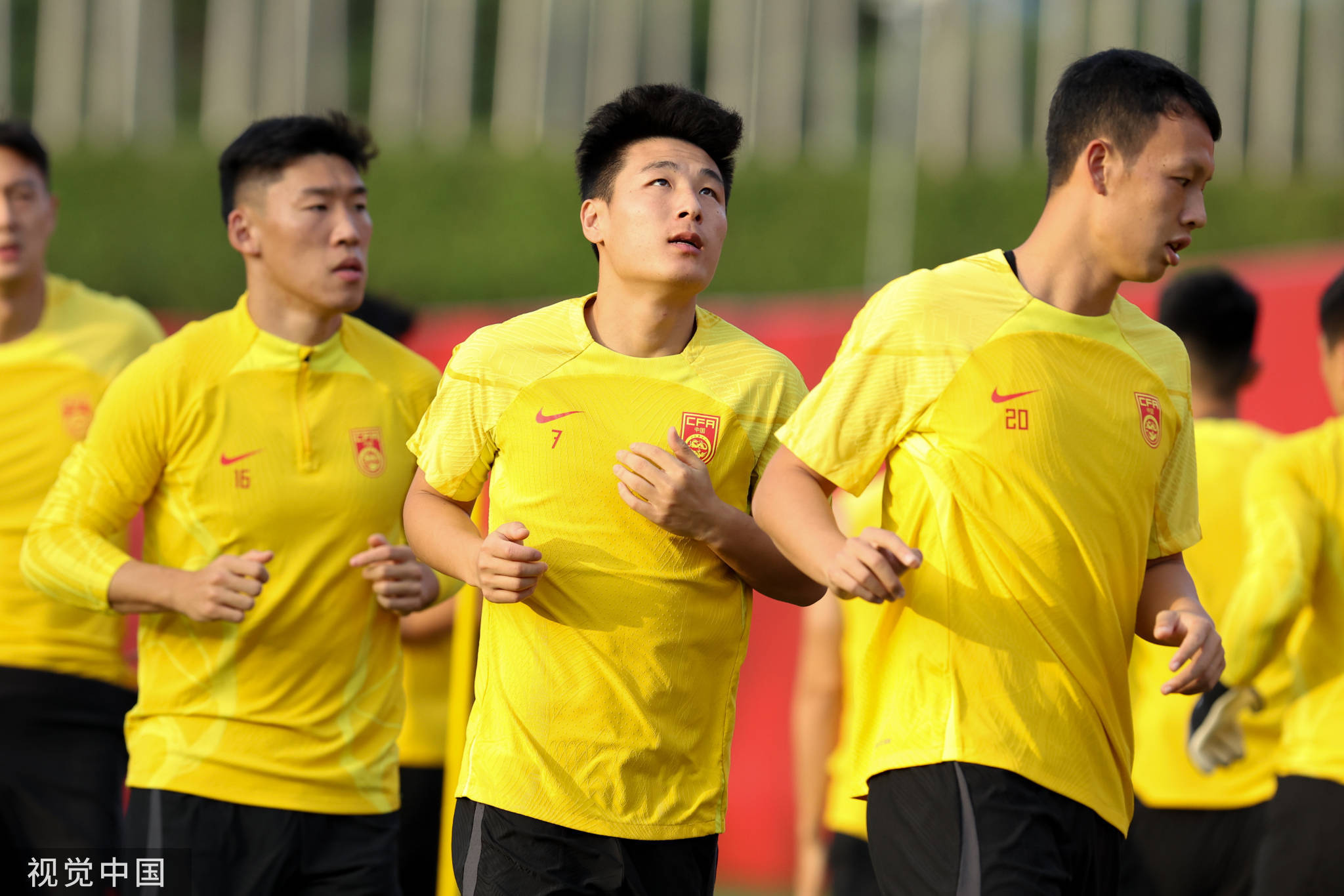 宋凯探班国足，激励全队展现中国足球的真实风采