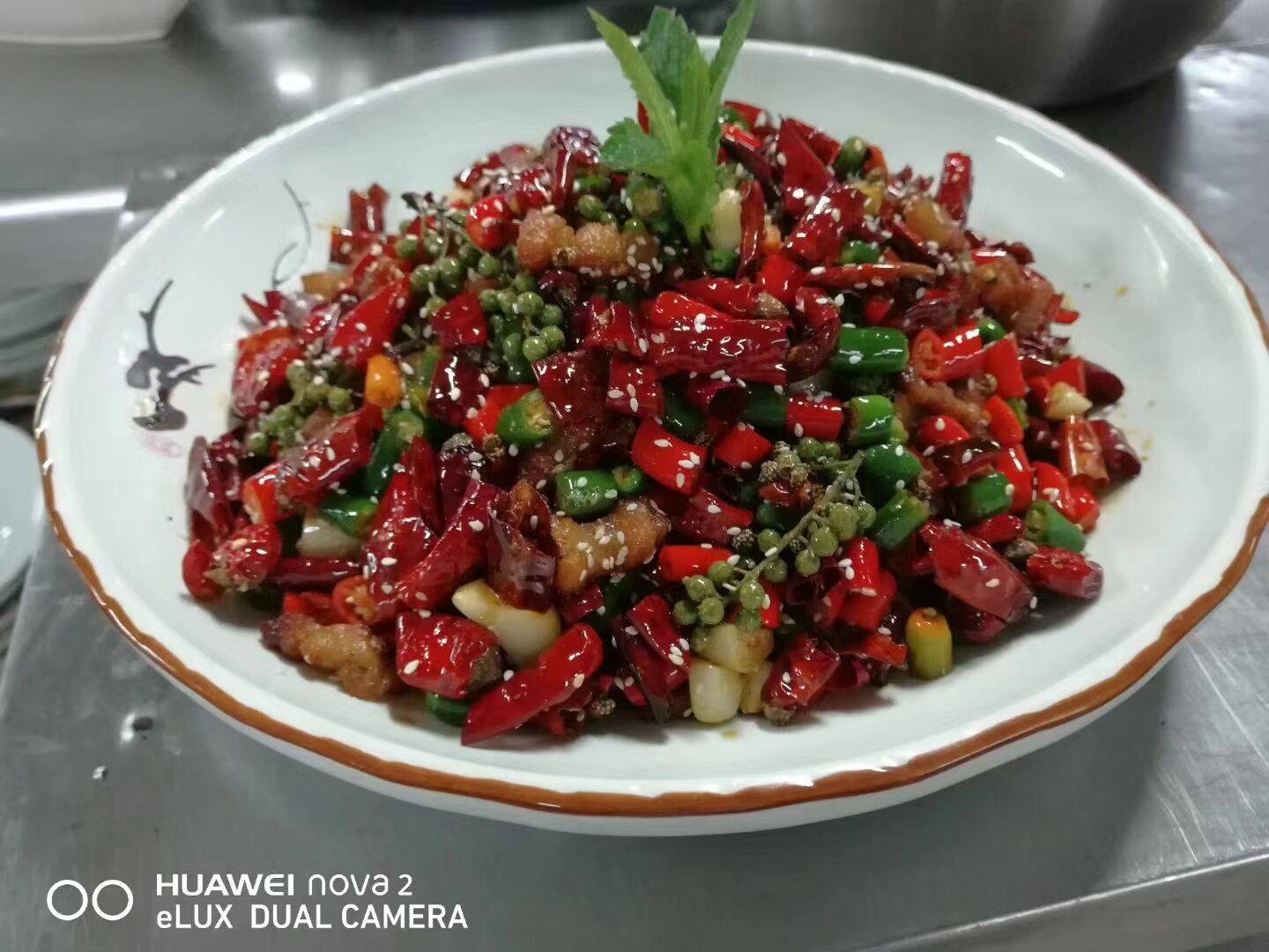 菜名:味厨滋味排骨主料:猪仔排辅料:秘制卤水,贵州本地细红辣椒面