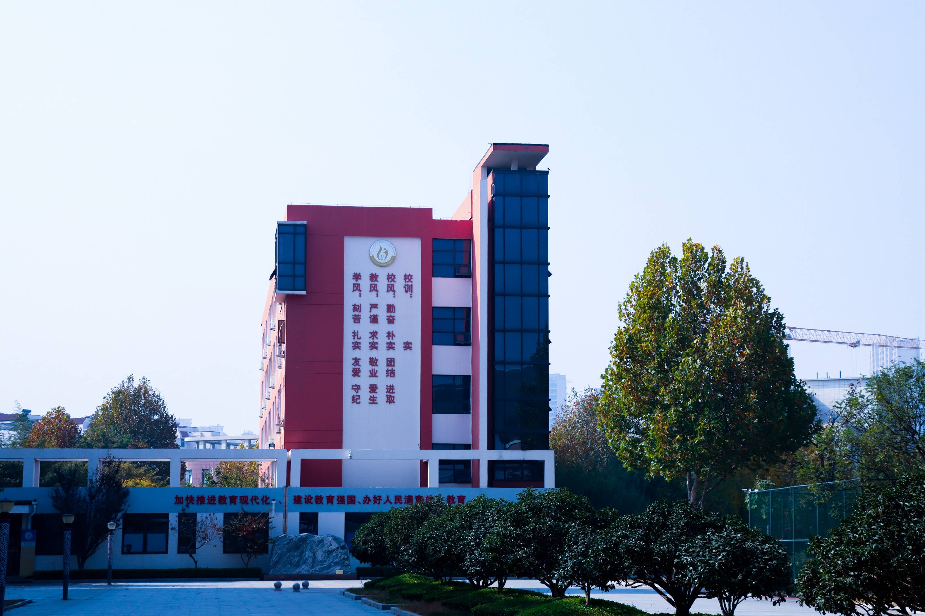 青岛六十七中早晚的教学楼