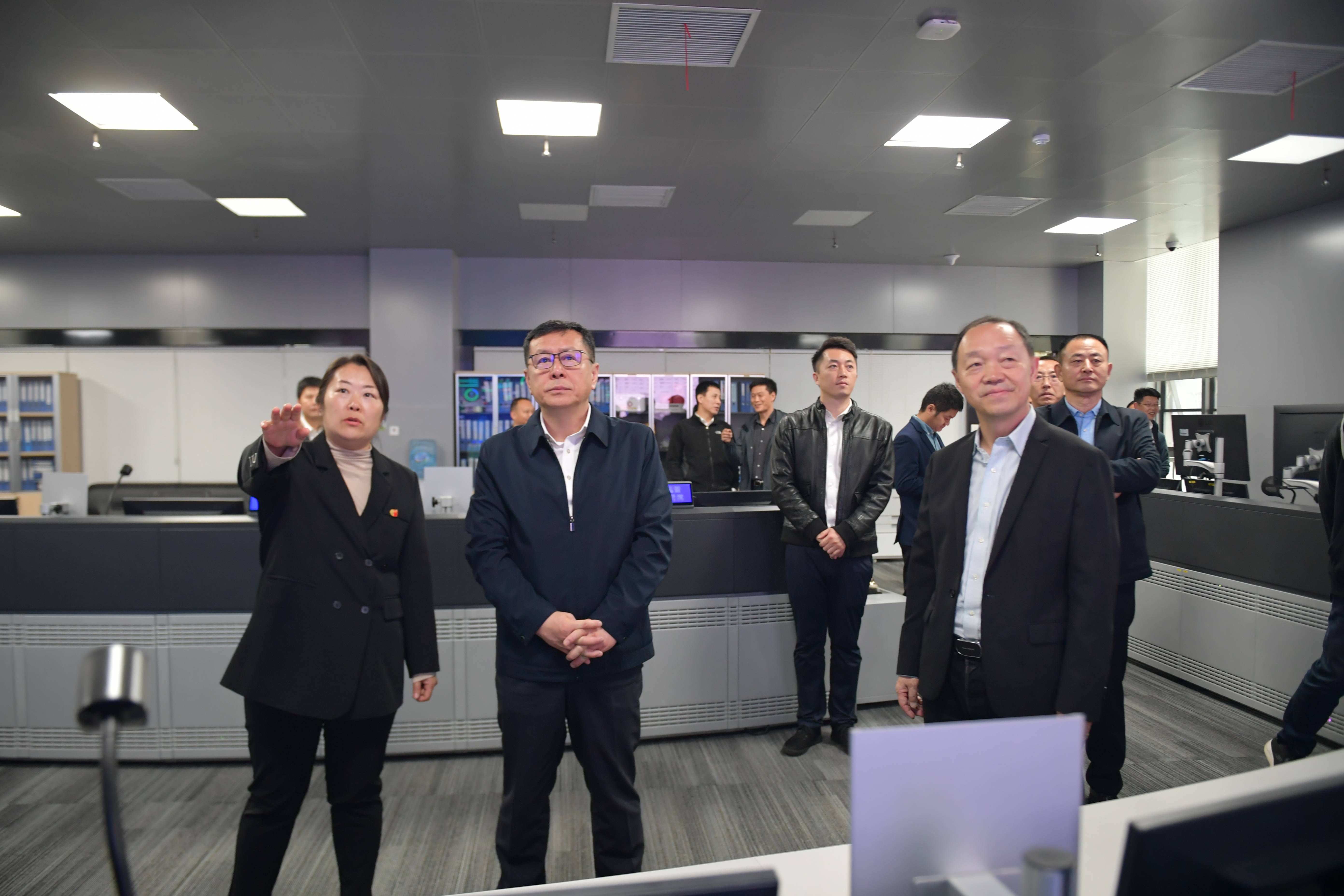 民航局运行控制中心张勇主任到贵州空管分局开展冬季运行保障工作调研