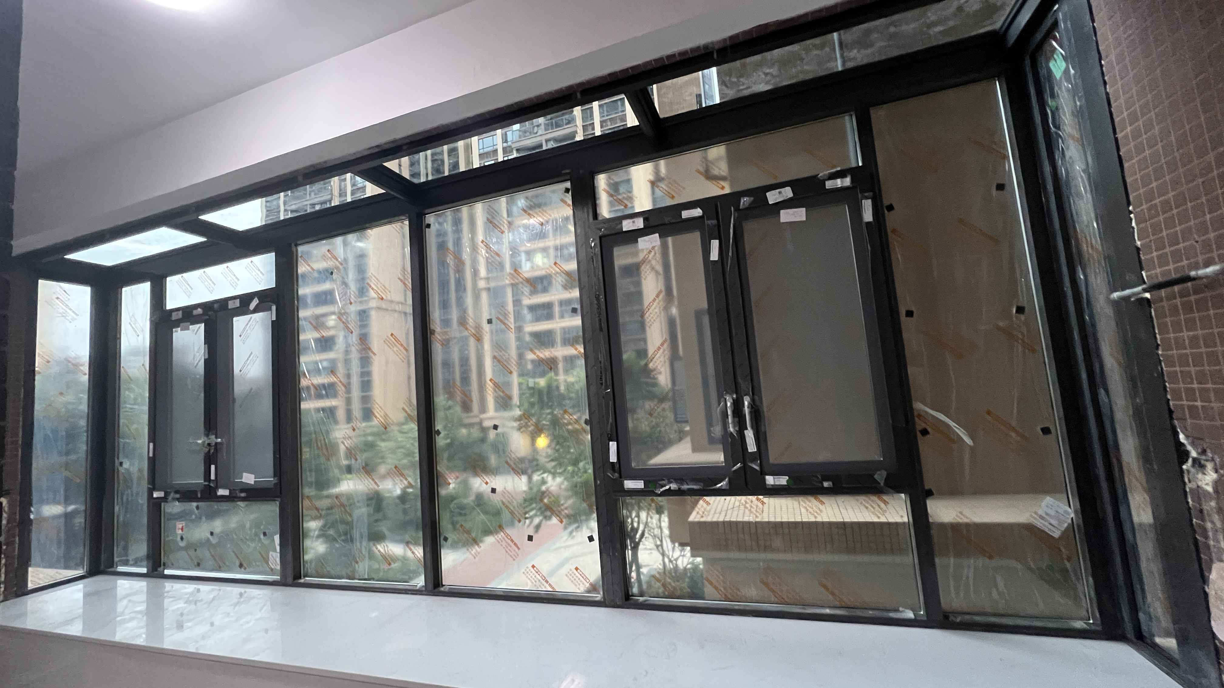 卧室小露台多少钱封窗,广州专业的老房封露台窗设计安装_睿庭_女士