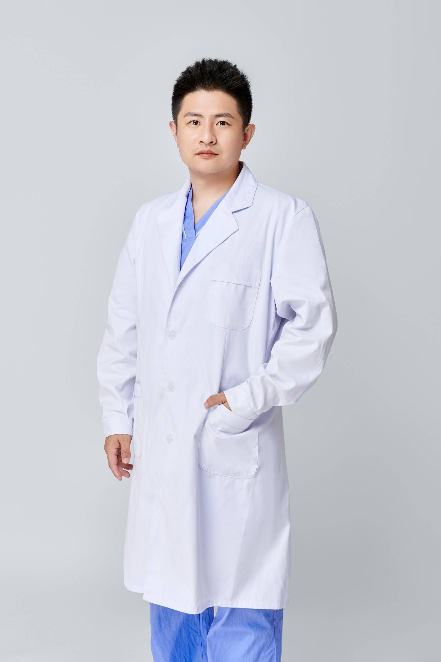 薛峰医生具有10多年丰富的整形美容外科监床经验,曾多次在韩国,北京