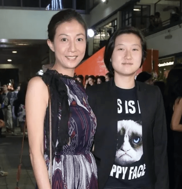 小龙女突然报警,揭开生父成龙的冷血一面!
