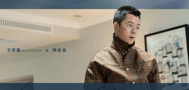 因此在临走前,侯元元在家里的客厅和卧室都装上针孔摄像头,甚至在陈立
