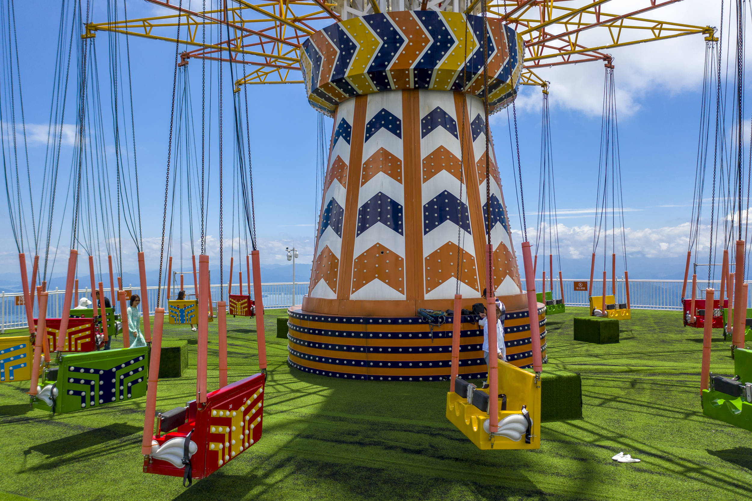 千岛湖好玩的很多,最刺激的当属沪马探险乐园,高空悬廊你敢挑战吗