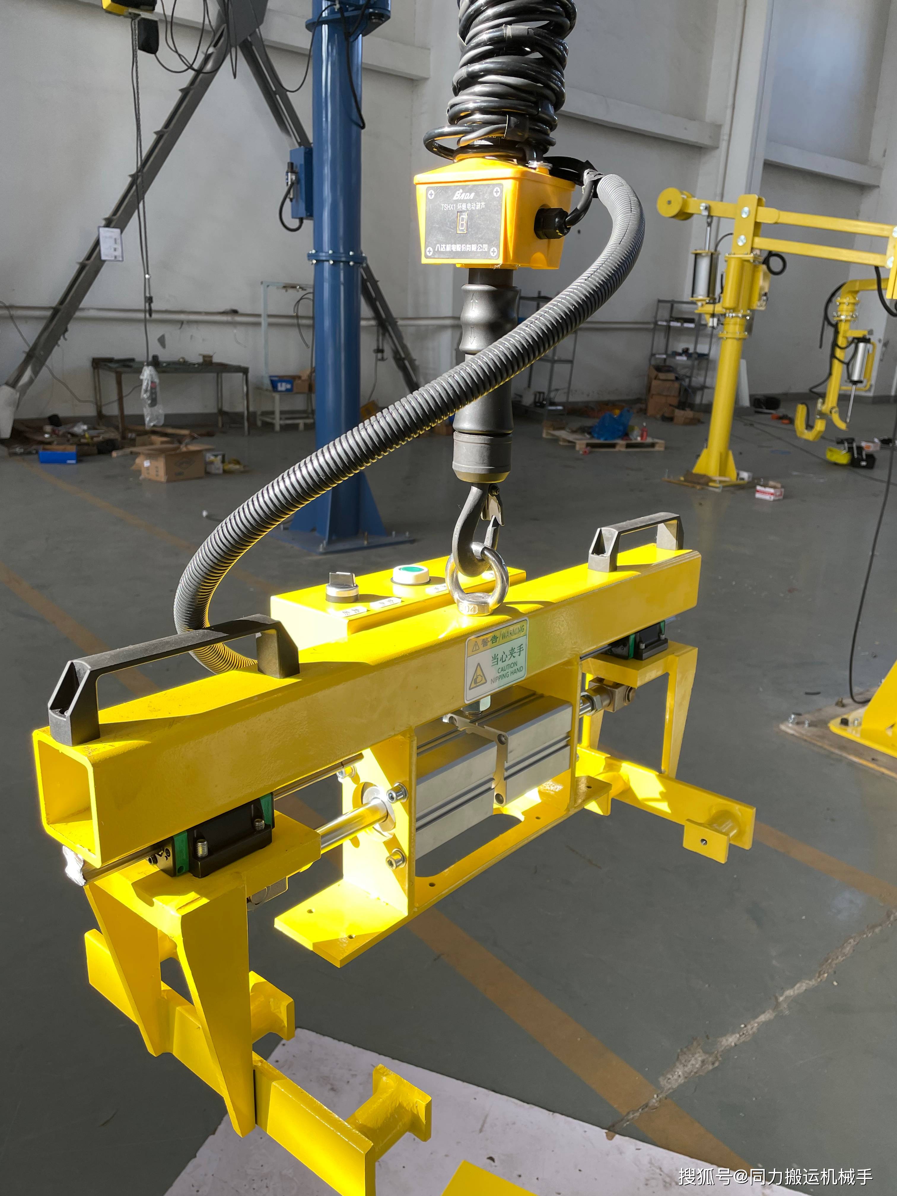 同力工业折臂式电动悬臂吊的夹具细节实拍展示-搜狐大视野-搜狐新闻
