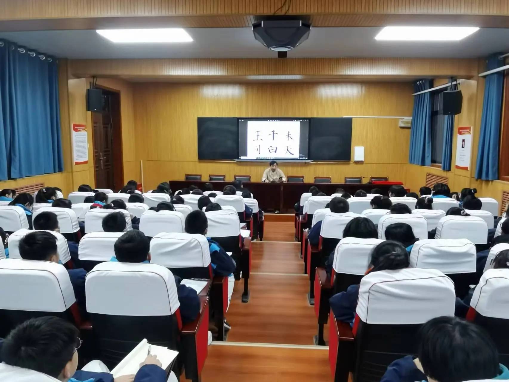 书法传承进校园 翰墨飘香润成长,何文龙走进长安三中《书法讲座》