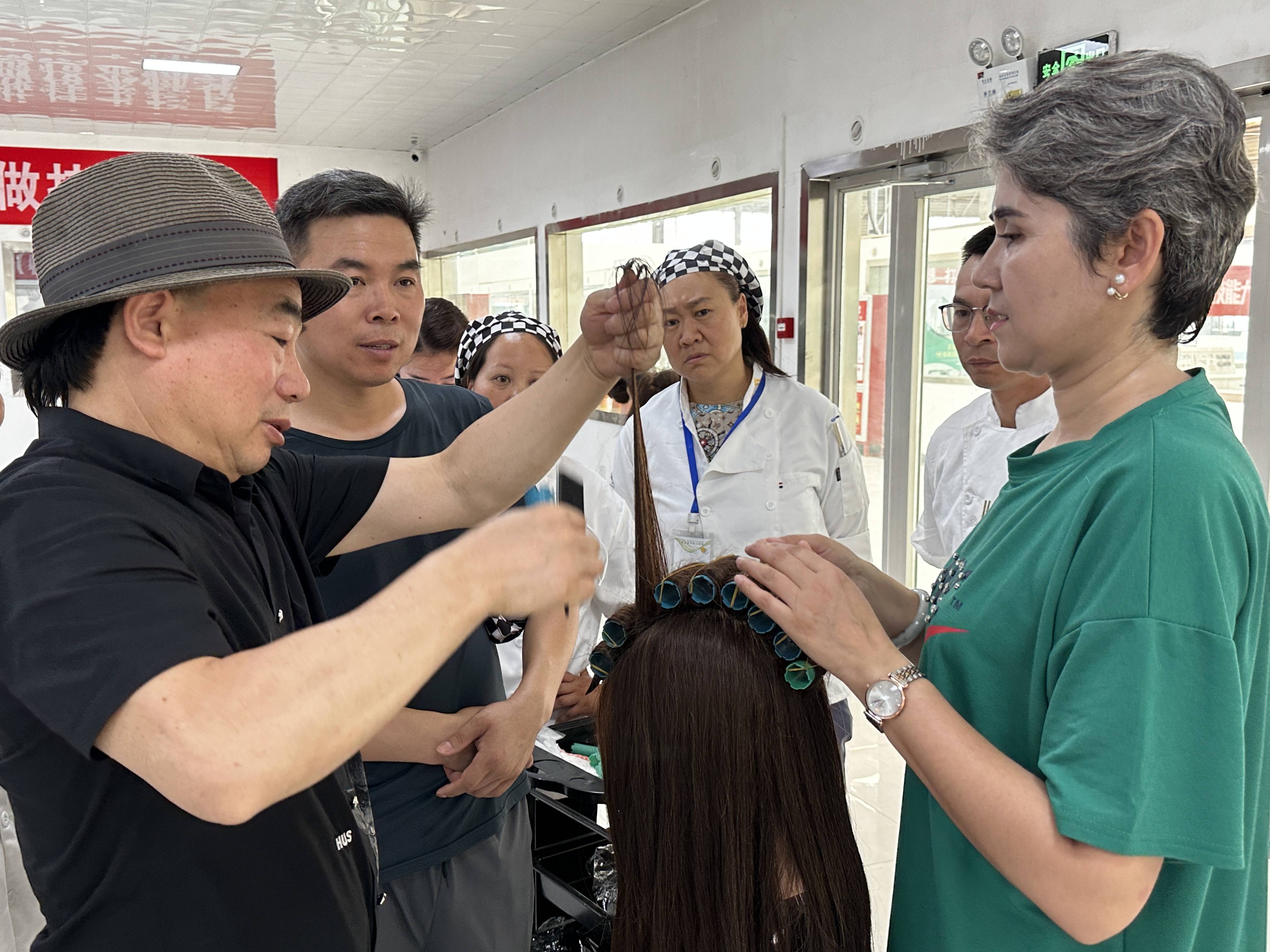 全国妇联系统对口援疆工作培训班考察阿克苏技师学院观看罗红英大师云