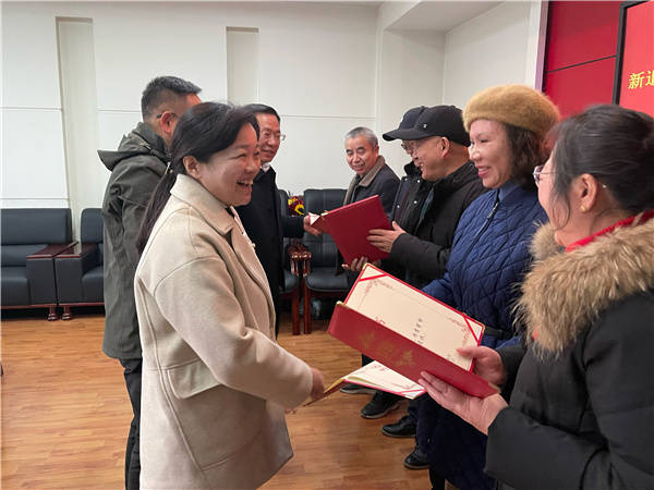吉首市教体局机关:举行退休干部"荣誉退休"座谈会_工作_事业_生活