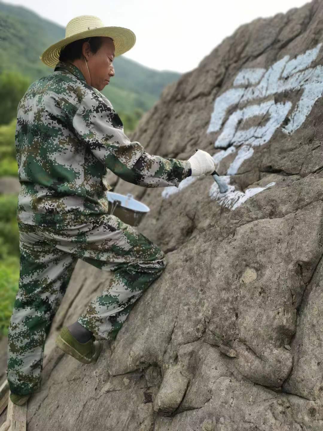 甘肃徽县人,现任上海书画院常务副院长
