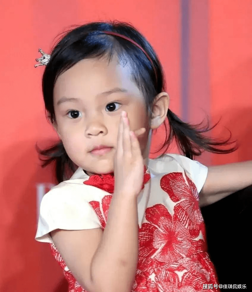 甜馨说差不多十几年没看见嗯哼了,而且还记得那句"我们白着呢"!